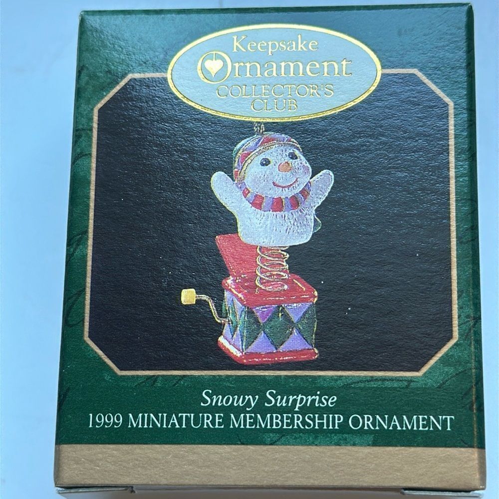 Vintage 1999 new in box Hallmark Snowy Surprise miniature‎ keepsake ornament